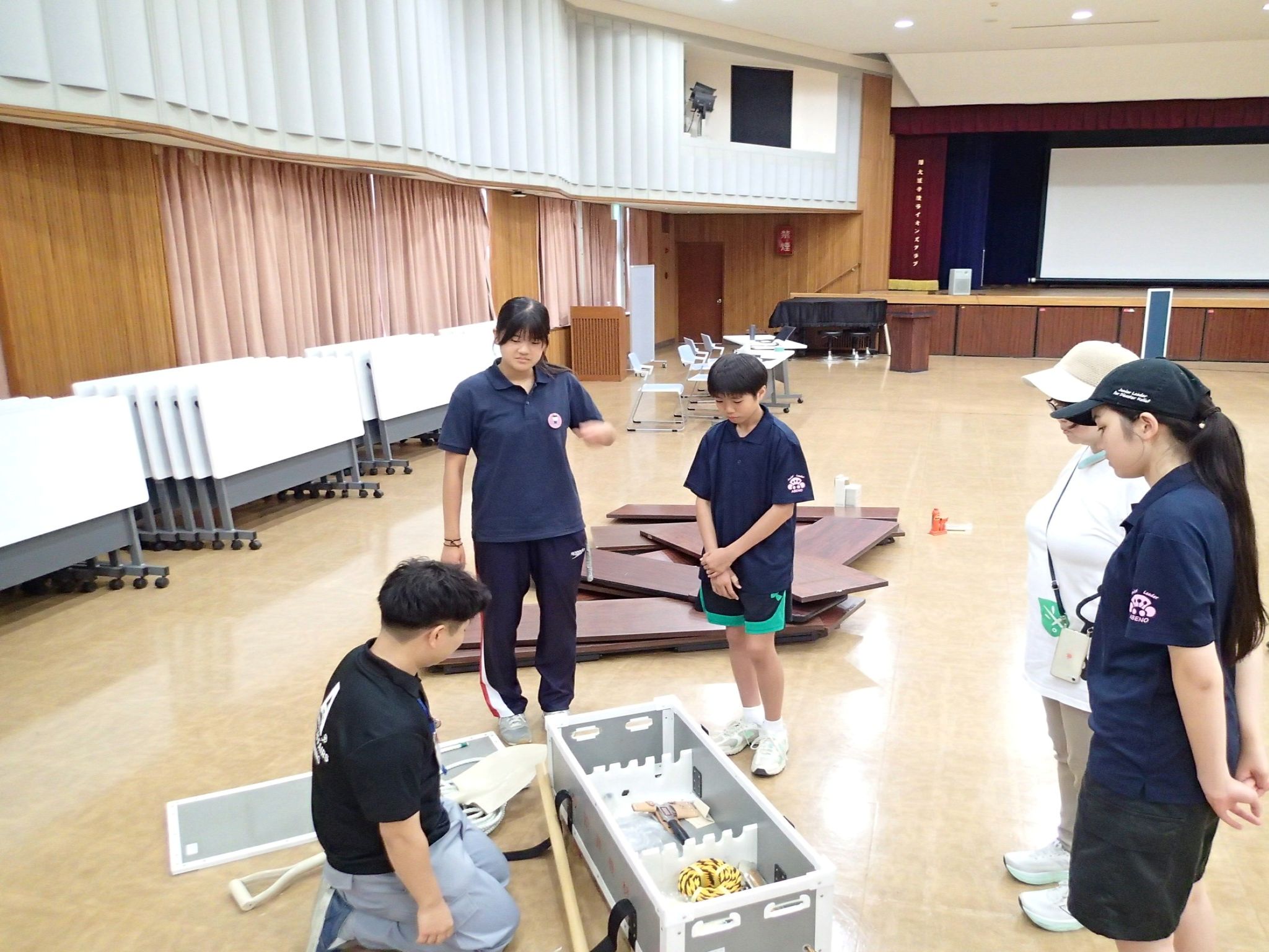 救助資器材や油圧ジャッキを体験している写真