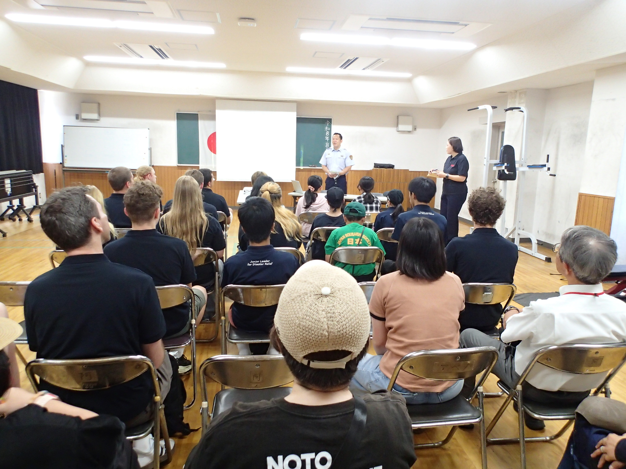 阿倍野消防署員の講話を聴いている写真