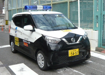 パトロール中の青色防犯パトロール車