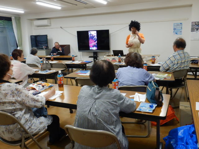 参加者に警察官を騙るオレオレ詐欺の手口を寸劇でおこなう