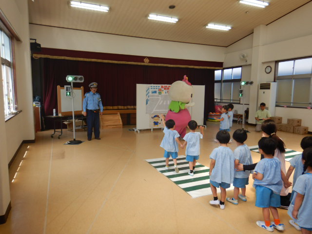 横断歩道を安全にわたる練習をする園児