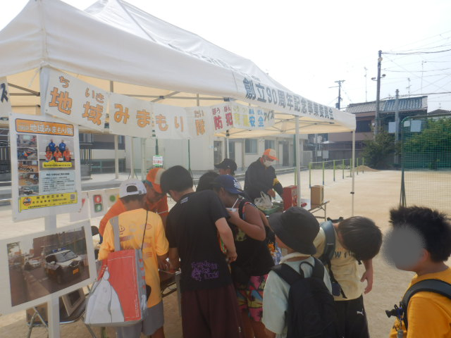 地域みまもり隊のブースに並ぶ参加者
