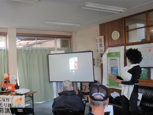 犯人と被害者の電話でのやりとりを寸劇で表現