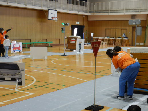 講堂に設置した模擬道路上で安全な歩行の練習をする児童