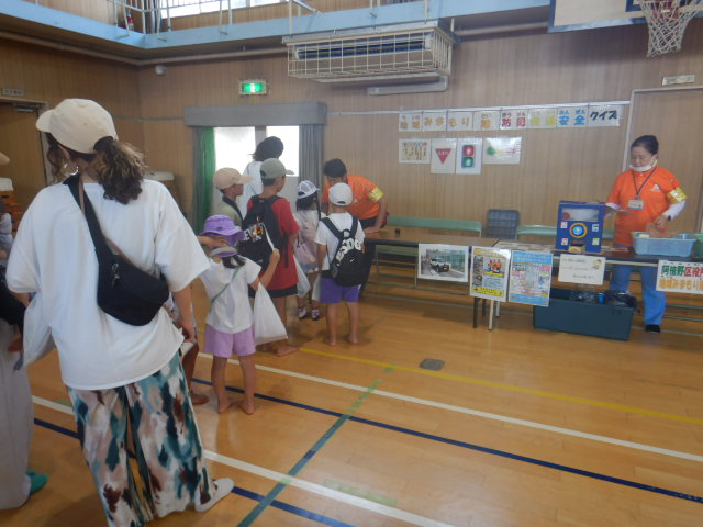 体育館内の区役所ブースに参加者が並ぶ