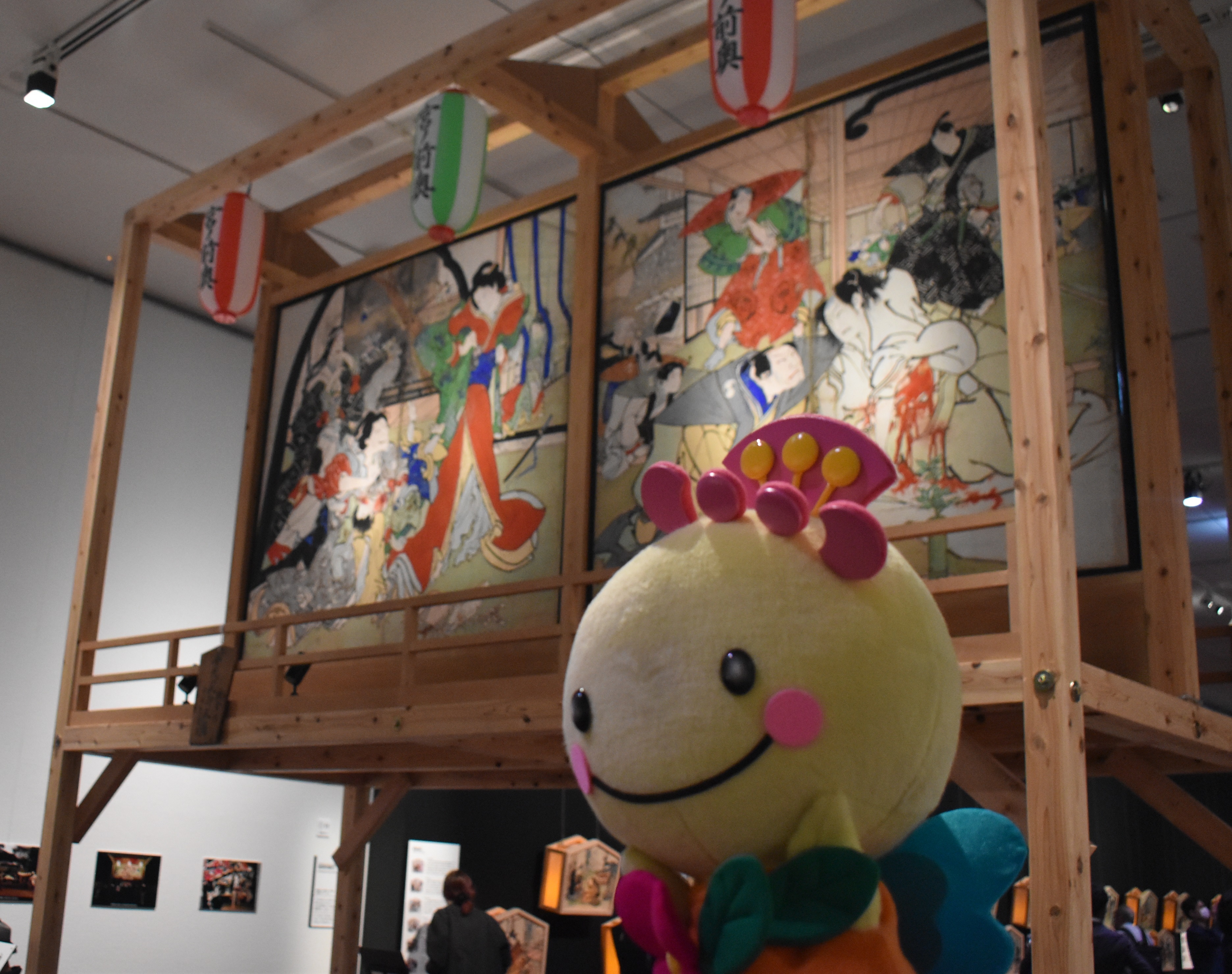 朝倉神社夏祭りでも組まれた絵馬台の前にいるあべのん