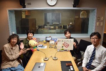 ラジオブースで4人が写真撮影、あべのんのパペットも