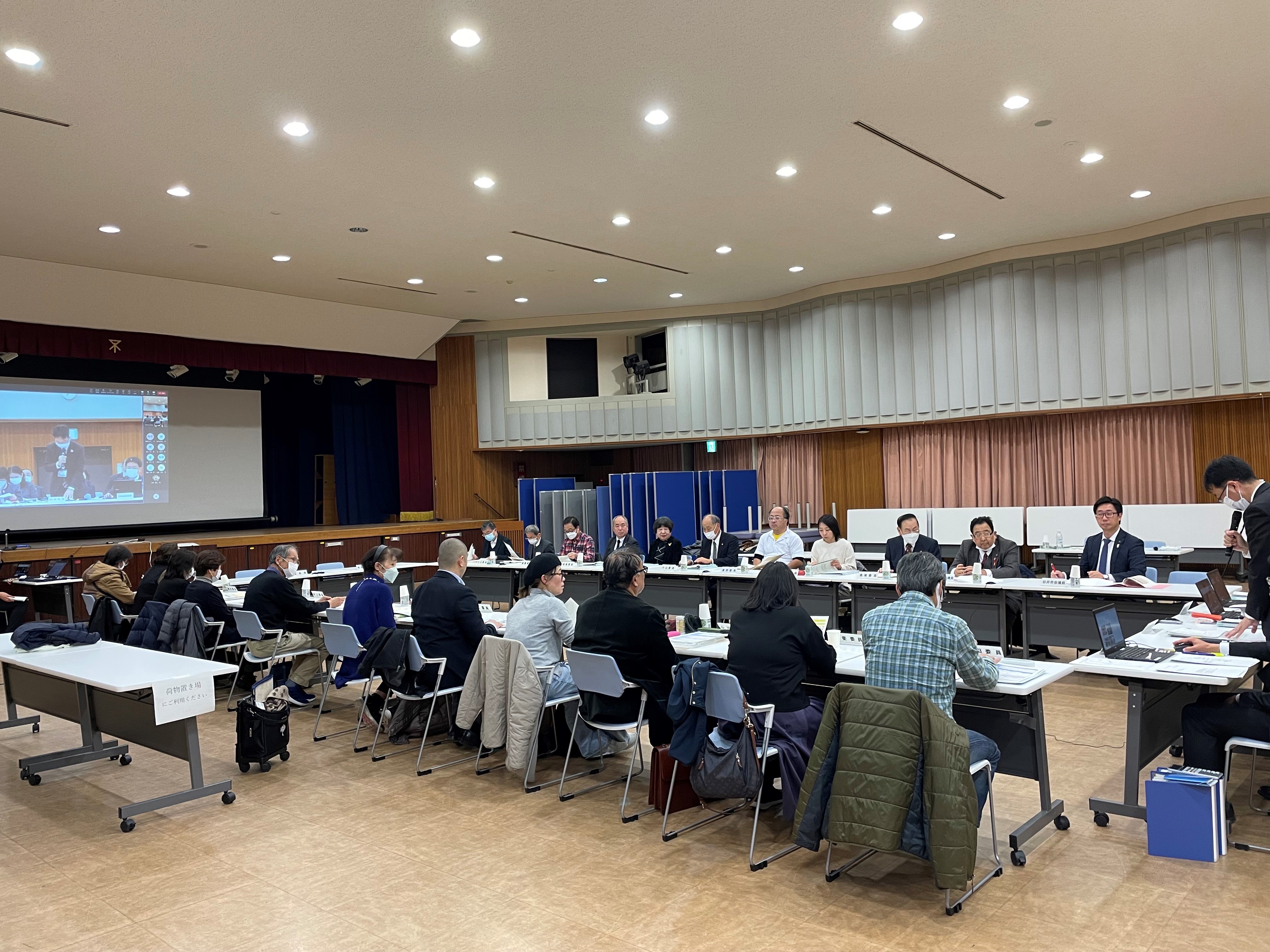 区政会議委員が会議に参加している様子
