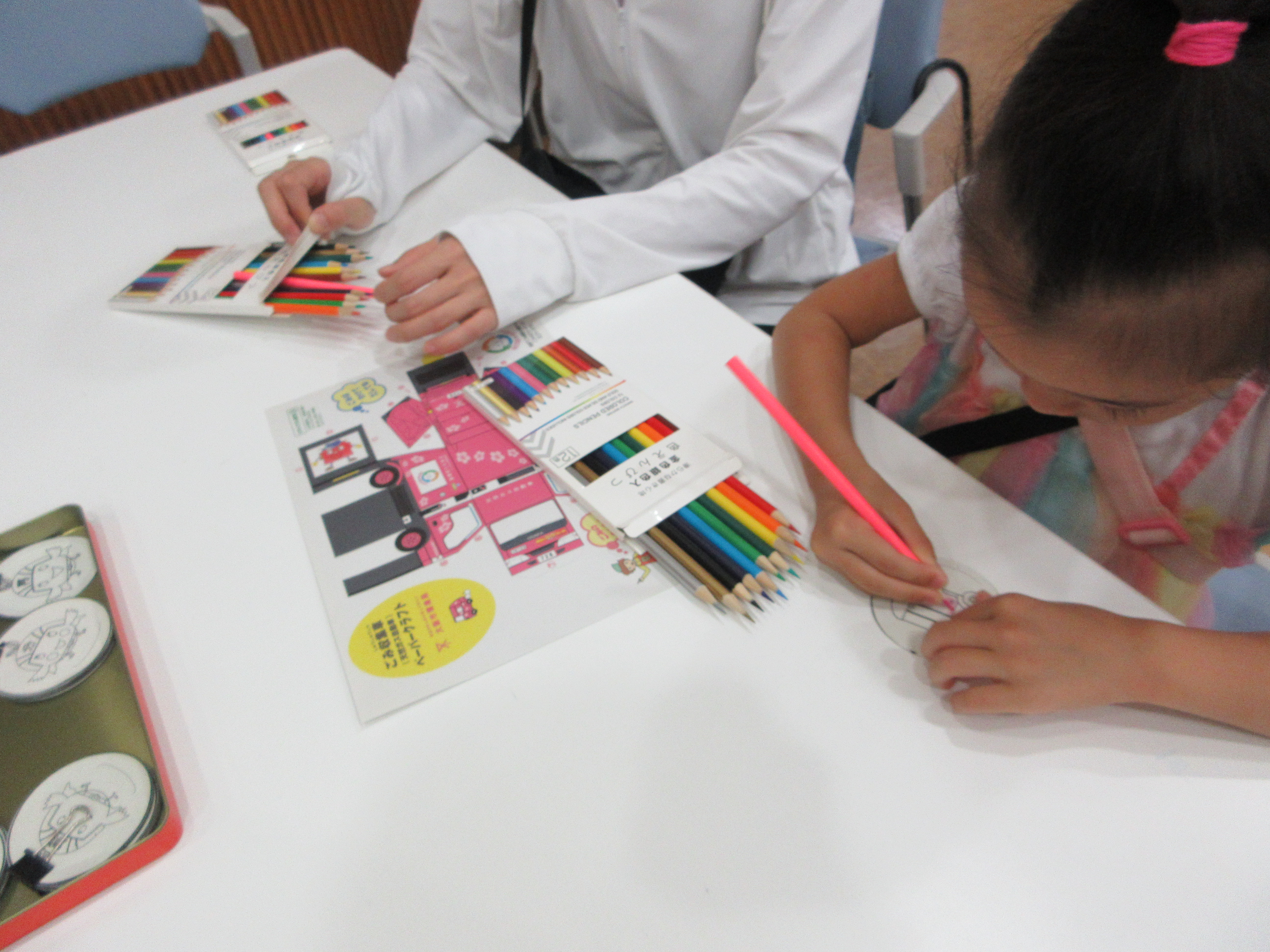 缶バッジにお絵かきをしている写真