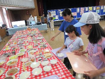子どもたちが食品サンプルを選ぶ写真