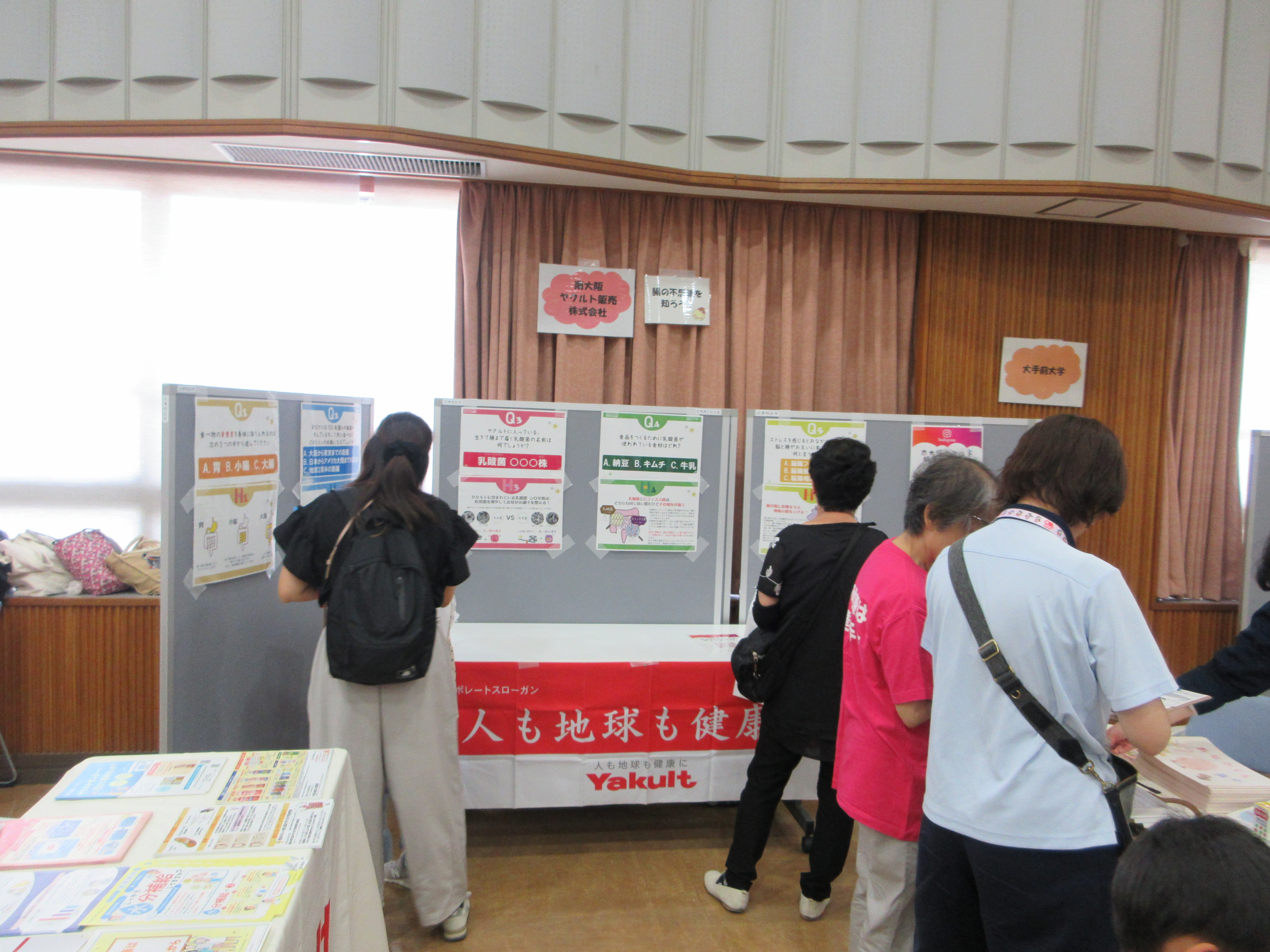 腸の不思議についての展示を見ている写真