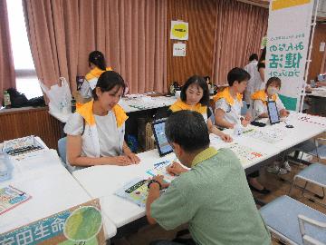 区民の野菜摂取量を測定している写真