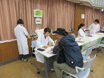 区民の方が栄養相談をしている写真