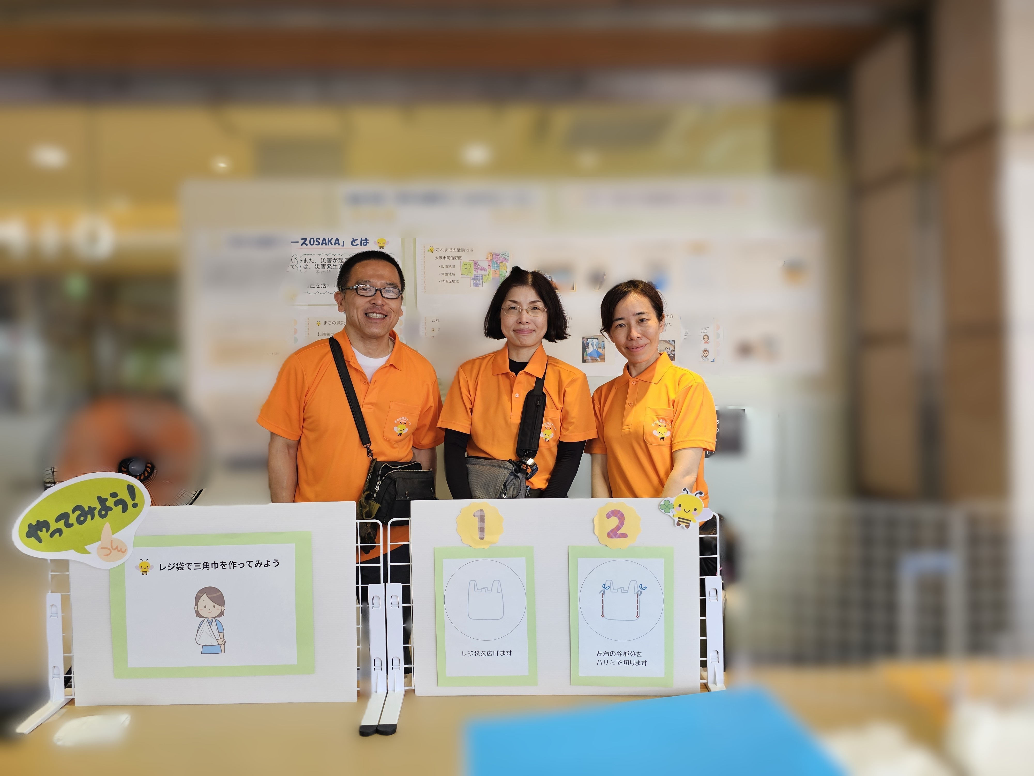 減災ナースのメンバー3人が展示ブースにいる様子