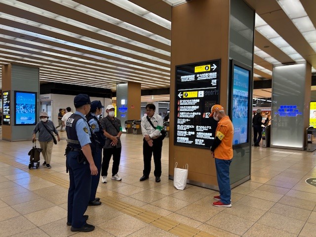 近鉄大阪阿部野橋駅コンコースに集まったキャンペーンの参加者