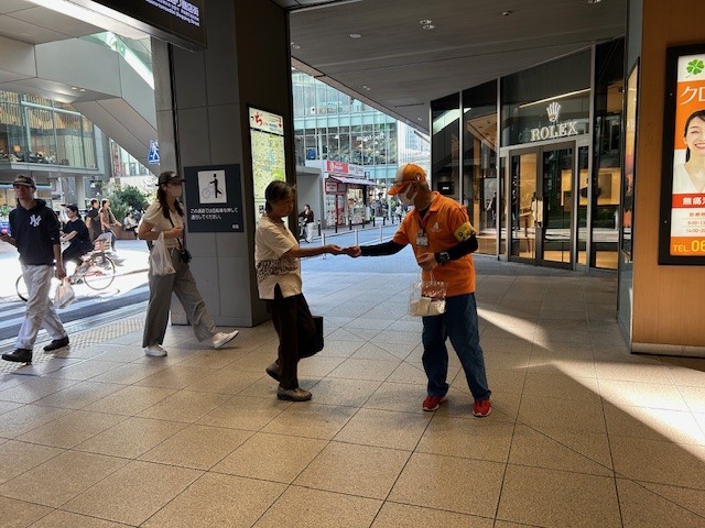 近鉄大阪阿部野橋駅コンコースで女性被害防止を呼びかける区役所職員