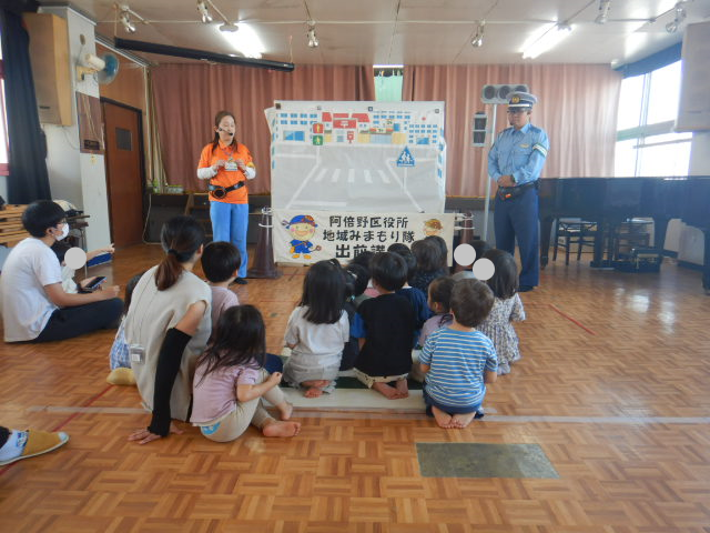 園児に自己紹介をする区役所職員と警察官