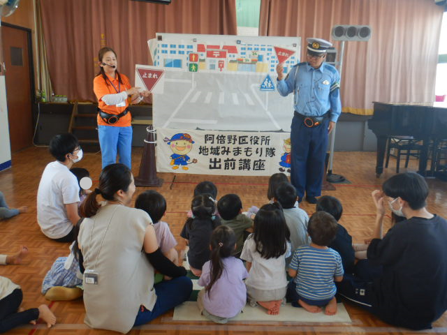 止まれの標識を見せ、この標識がある所では必ず止まり左右を確認してと呼びかける