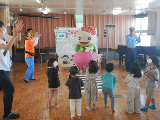 3歳児はあべのんと一緒に交通安全ストップ体操をおこなう