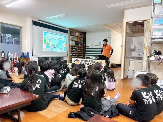 スクリーンに映写した映像で自転車のルールを学ぶ