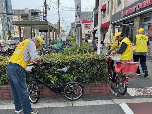 昭和町駅周辺の放置自転車に啓発札を取り付けるサイクルサポーターの皆さま