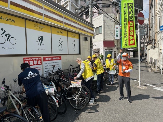西田辺駅周辺の放置自転車に啓発札を取り付けるサイクルサポーターの皆さま