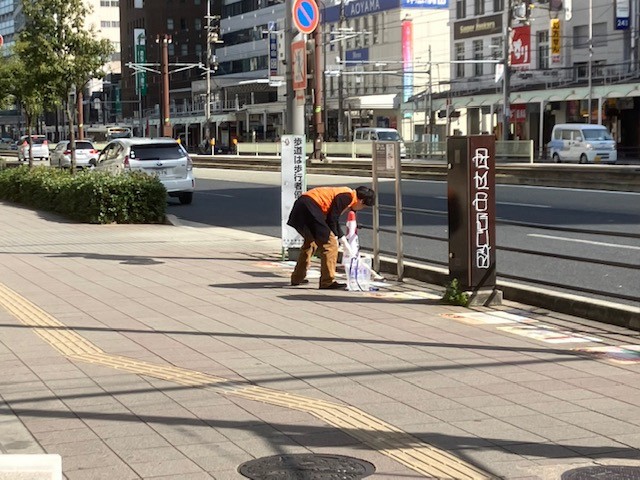 児童絵画路面シートを清掃する様子