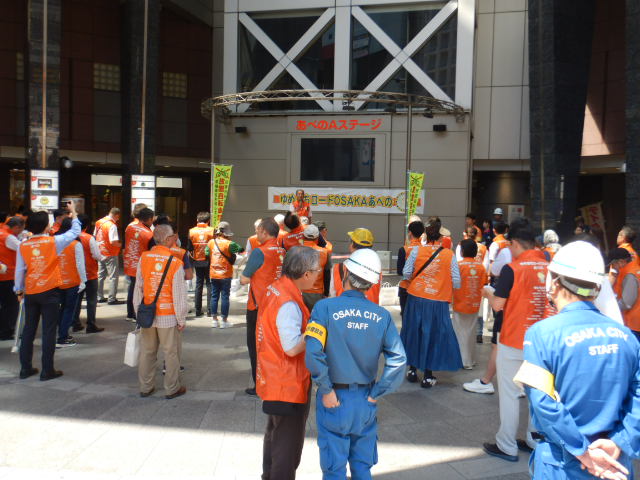 ルシアス前広場に集まった啓発活動参加者に座長よりあいさつ