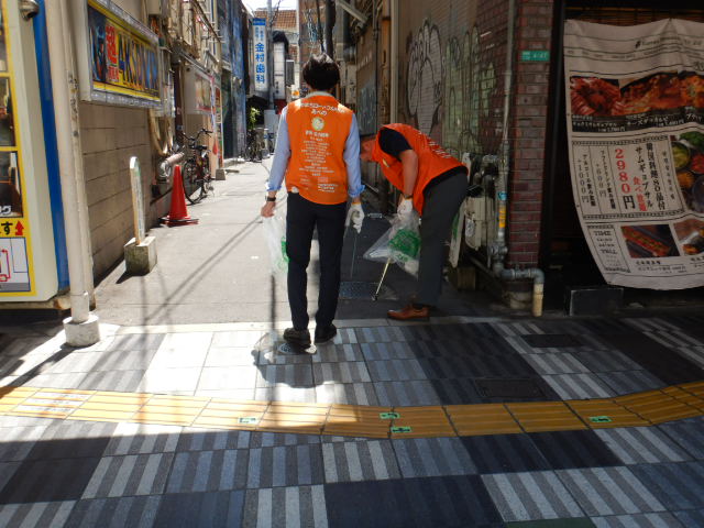 歩道上の吸い殻などを拾い清掃する