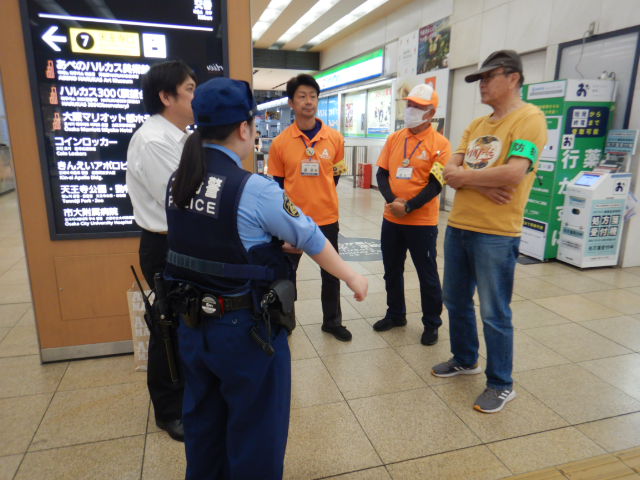 近鉄大阪阿部野橋駅コンコースに集まったキャンペーンの参加者