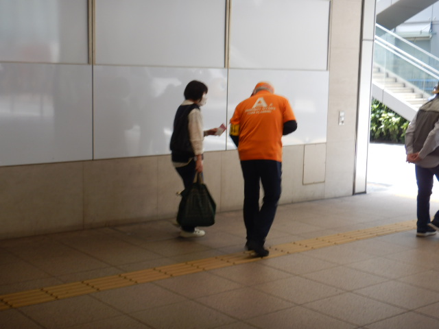 駅利用者に女性被害防止を呼びかける区役所職員