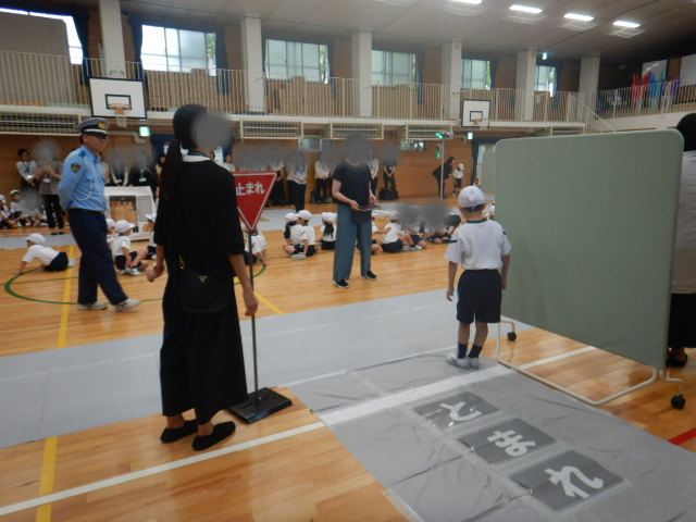 止まれの標識で左右の安全確認をする児童