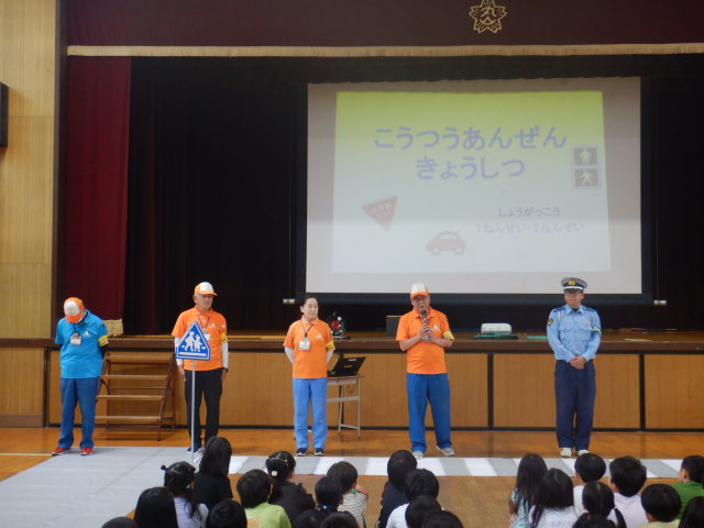 警察官と区役所職員の自己紹介をおこなう