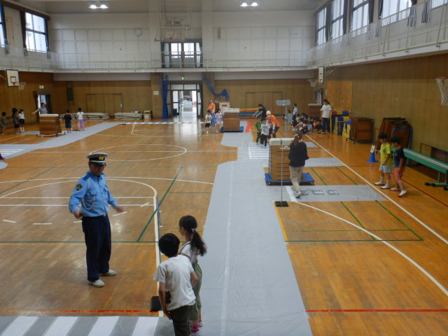 講堂に準備した模擬道路上を安全に歩く練習