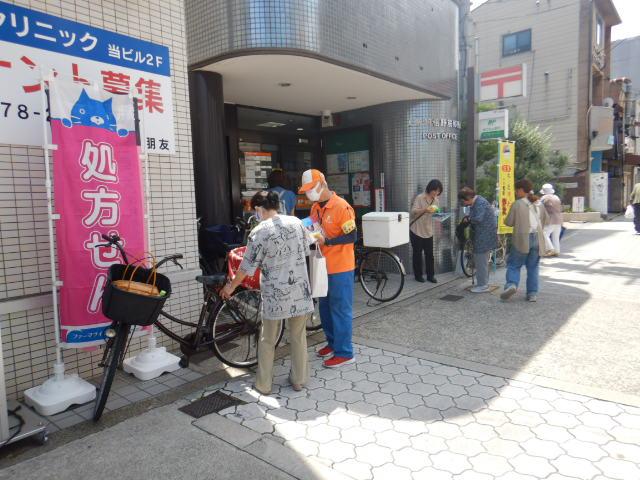 大阪阿倍野筋郵便局前で利用者に特殊詐欺に注意してと呼びかける区役所職員