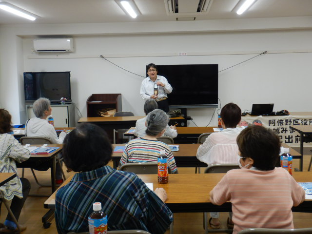 金塚ふれあい会館で参加者に特殊詐欺の被害状況などを説明する阿倍野警察署員