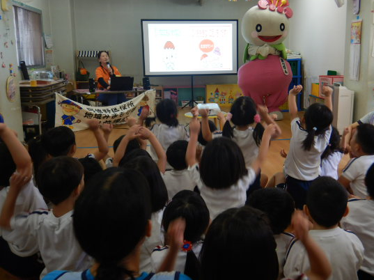 あべのんと一緒におこなった防犯クイズに正解し大喜びの園児