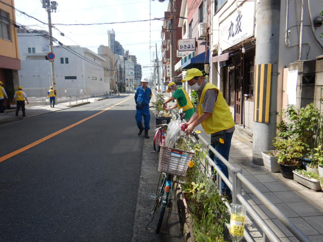 西田辺駅周辺の放置自転車に啓発札を取り付けるサイクルサポーターの皆さま