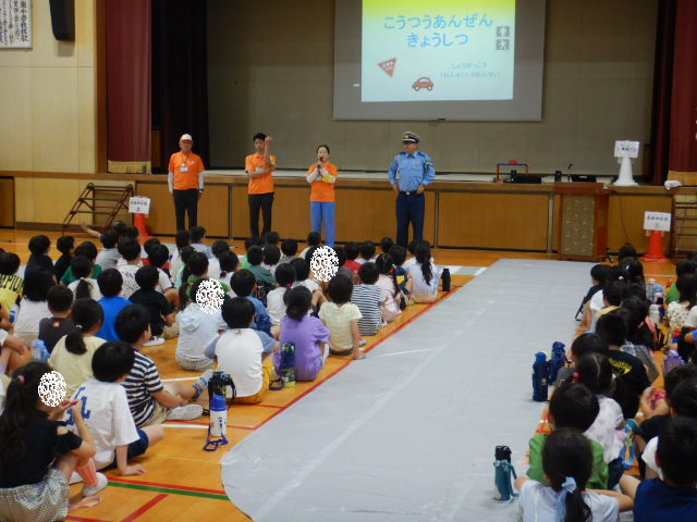 自己紹介をする区役所職員と警察官