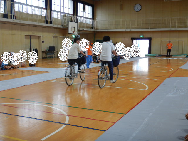 自転車の危険走行の見本として併進走行をする先生