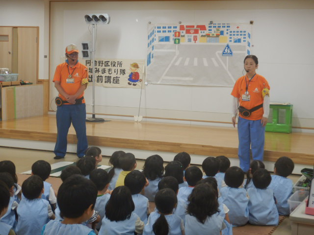 園児に自己紹介する区役所職員