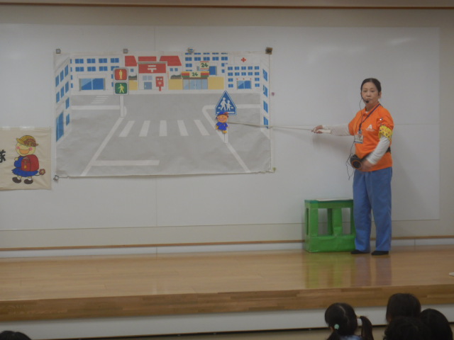 横断歩道の絵図を使って安全なわたり方を説明する