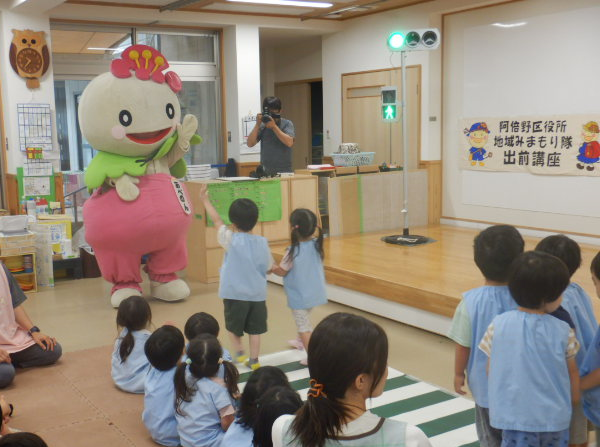 横断歩道を安全にわたる練習をする園児