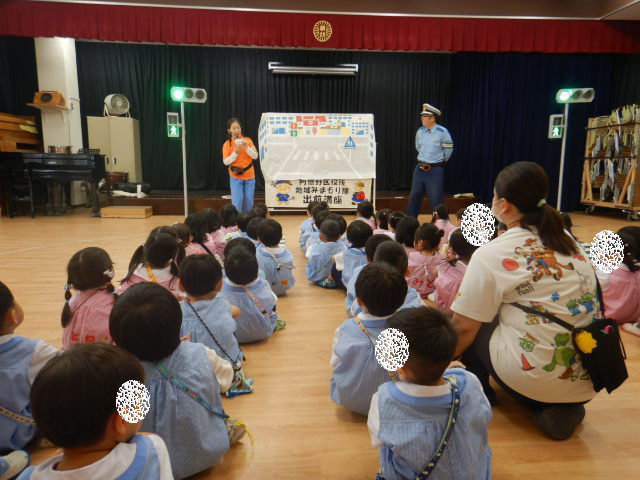 園児に自己紹介する区役所職員と警察官