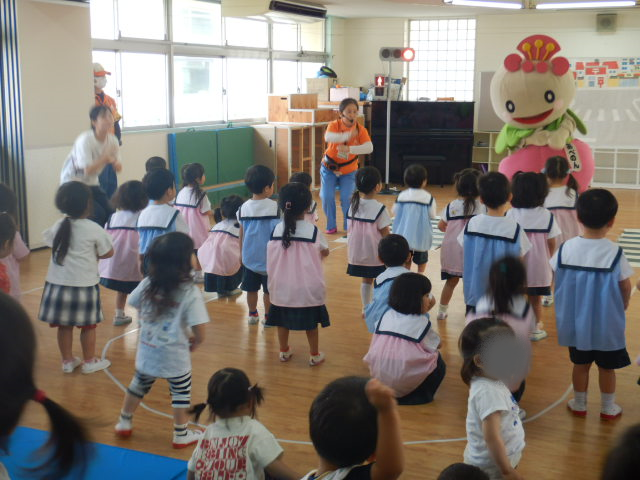 あべのんと一緒にストップ体操をする2・3歳児