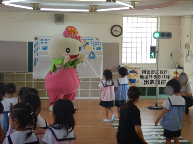 横断歩道をわたったあと、あべのんとハイタッチをする園児