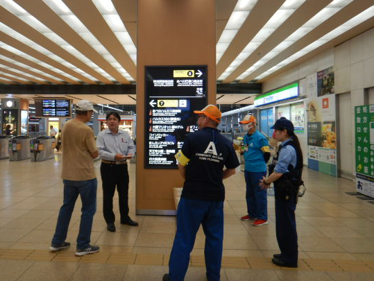 駅構内に集まったキャンペーンの参加者