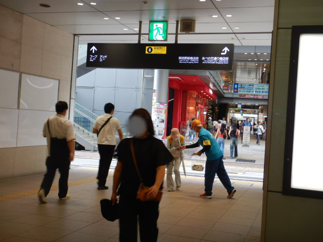 駅利用者に特殊詐欺被害防止を呼びかける区役所職員
