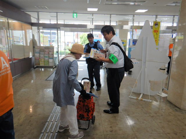 来庁者に特殊詐欺に注意してと呼びかける阿倍野警察署員