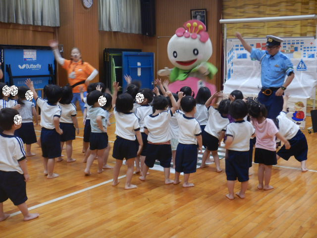 あべのんと一緒に交通安全ストップ体操をする3歳児たち